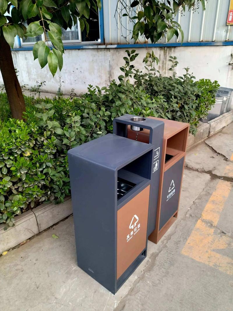 小区垃圾桶